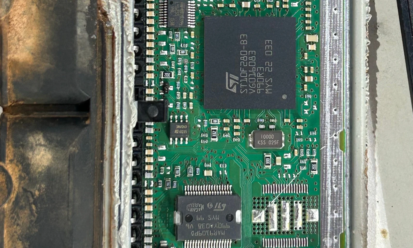 Placa real da ECU Magneti Marelli IAW 4CFR aberta, chip ST10F280-B3 à vista — um dos três módulos do combo