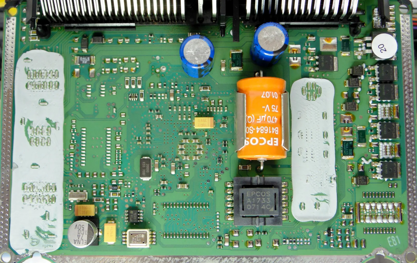 Placa da EDC16C9 Bosch 0281011983 aberta, vista completa: dissipador no topo, capacitores de filtro e fileira de drivers de potência à direita