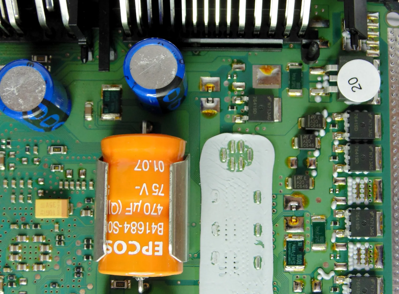 Detalhe da placa da EDC16C9: capacitor EPCOS 470 µF, capacitores eletrolíticos e drivers de potência